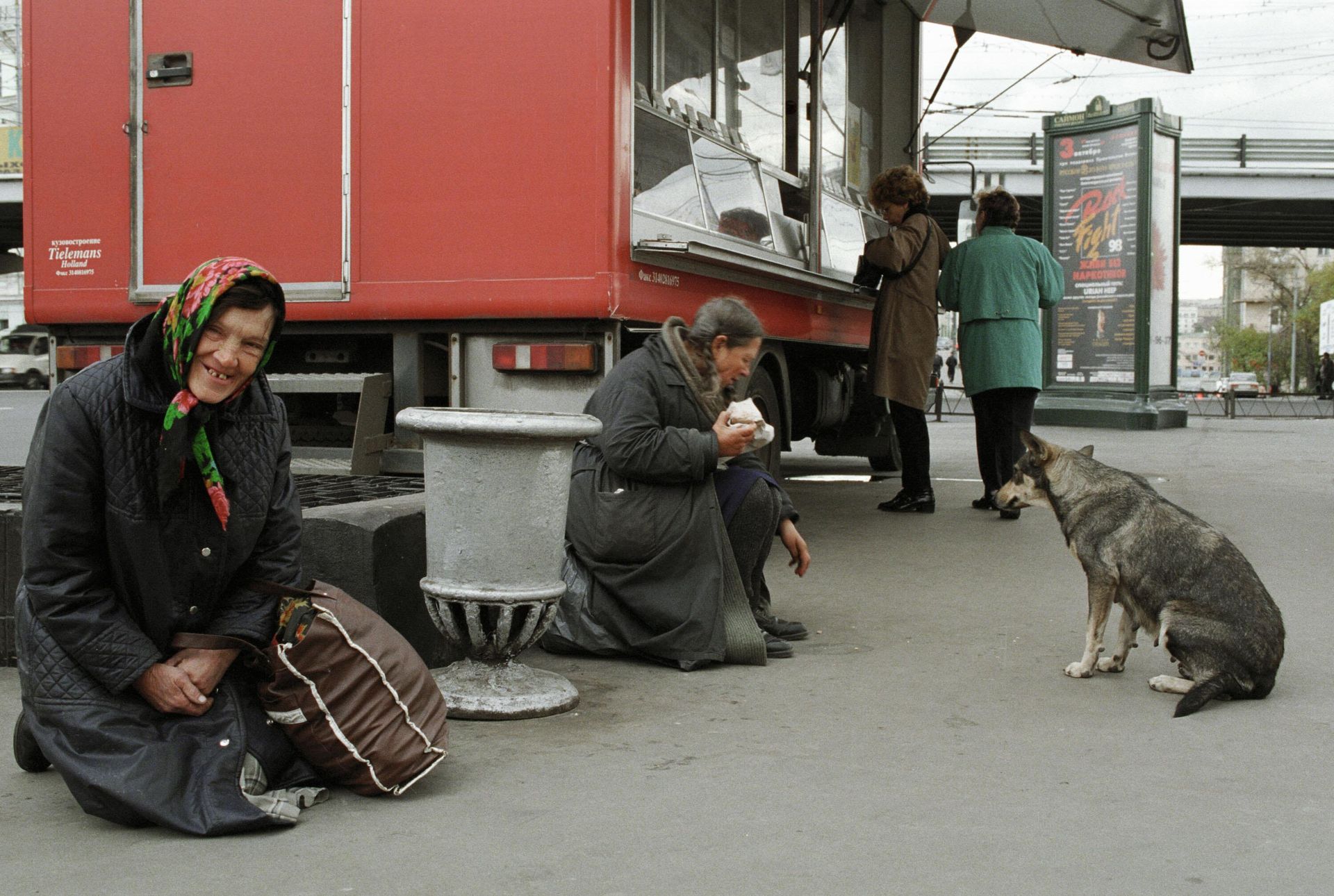 Women beg at a food kiosk on a Moscow street. 1998 - Sputnik International, 1920, 07.05.2025