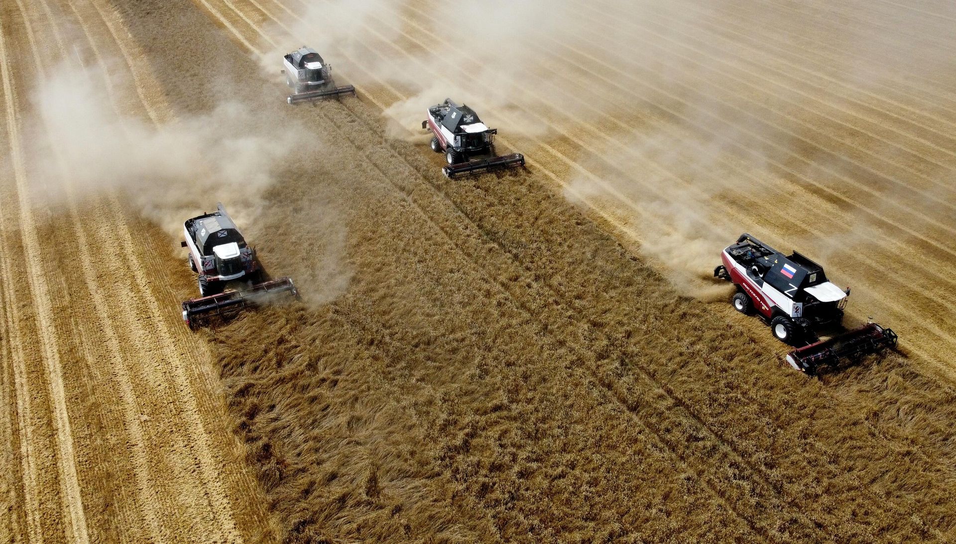 Combine harvesters from the Rostselmash enterprise are harvesting wheat at the Demetra peasant farm in the village of Bolshaya Neklinovka in the Rostov Region. - Sputnik International, 1920, 07.05.2025