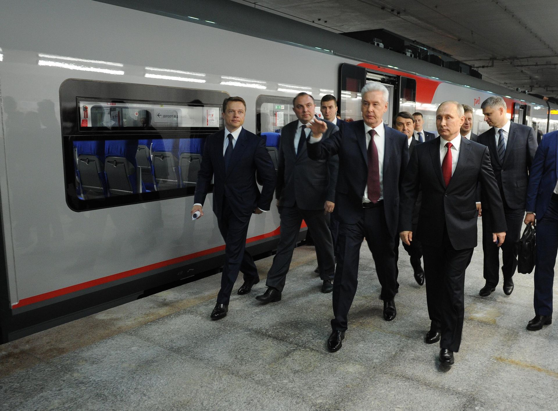 Russian President Vladimir Putin and Moscow Mayor Sergei Sobyanin (from right to left in the foreground) take part in the ceremony of commissioning the Moscow Central Circle (MCC) transport system on Moscow City Day. - Sputnik International, 1920, 07.05.2025