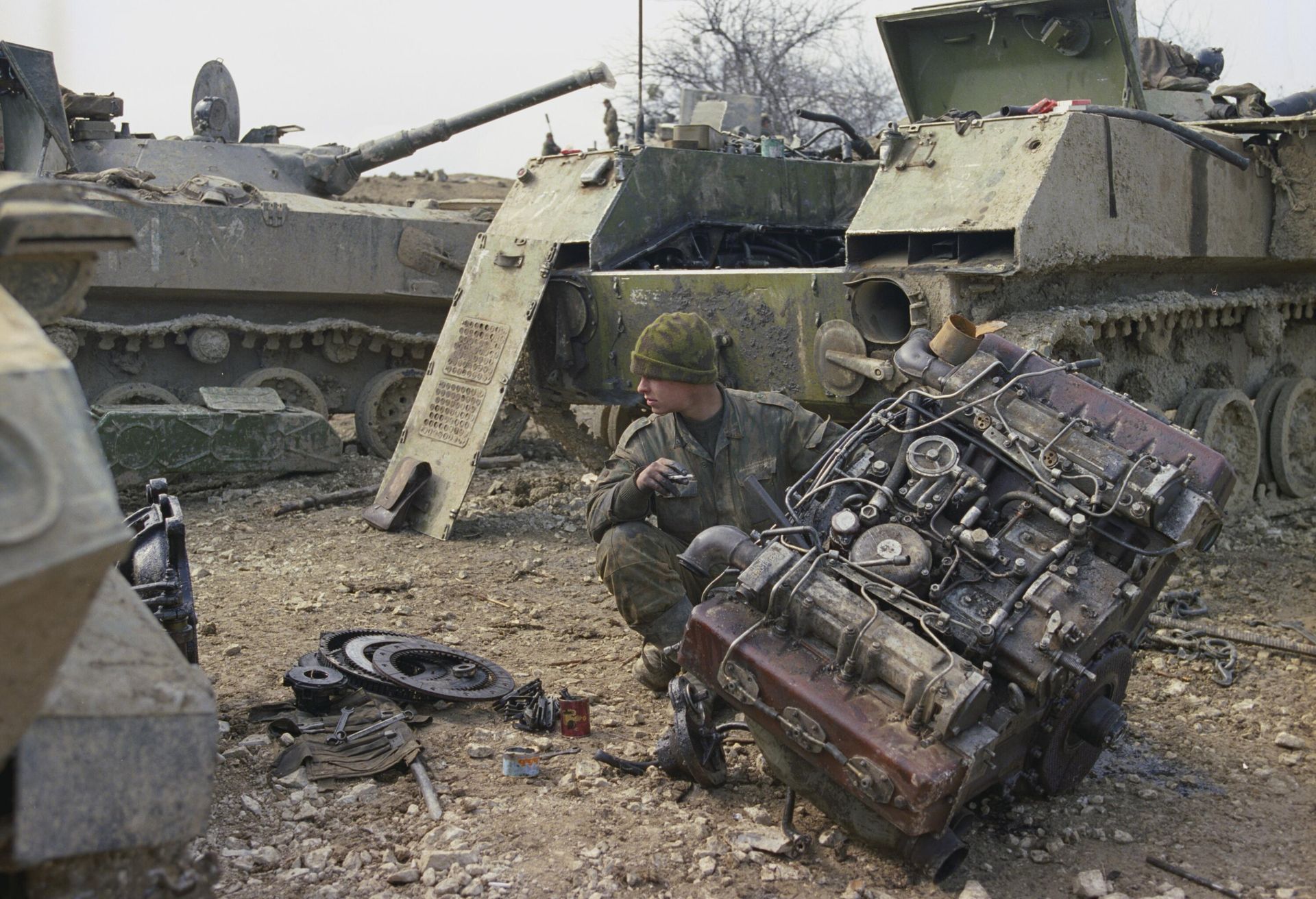 Russian serviceman repairs military equipment (2000) - Sputnik International, 1920, 07.05.2025