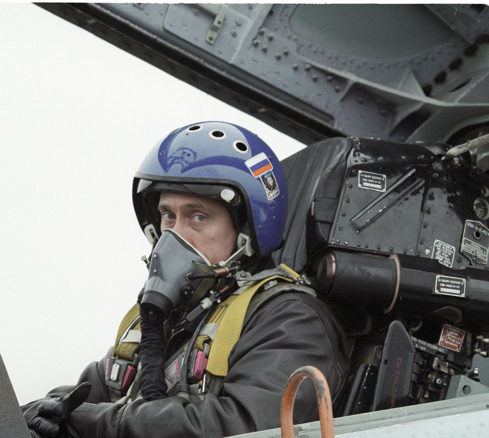 Then acting President of the Russian Federation Vladimir Putin in the cockpit of a Su-27 interceptor fighter after a flight from Krasnodar to Chechnya to present awards to Russian paratroopers. - Sputnik International, 1920, 07.05.2025