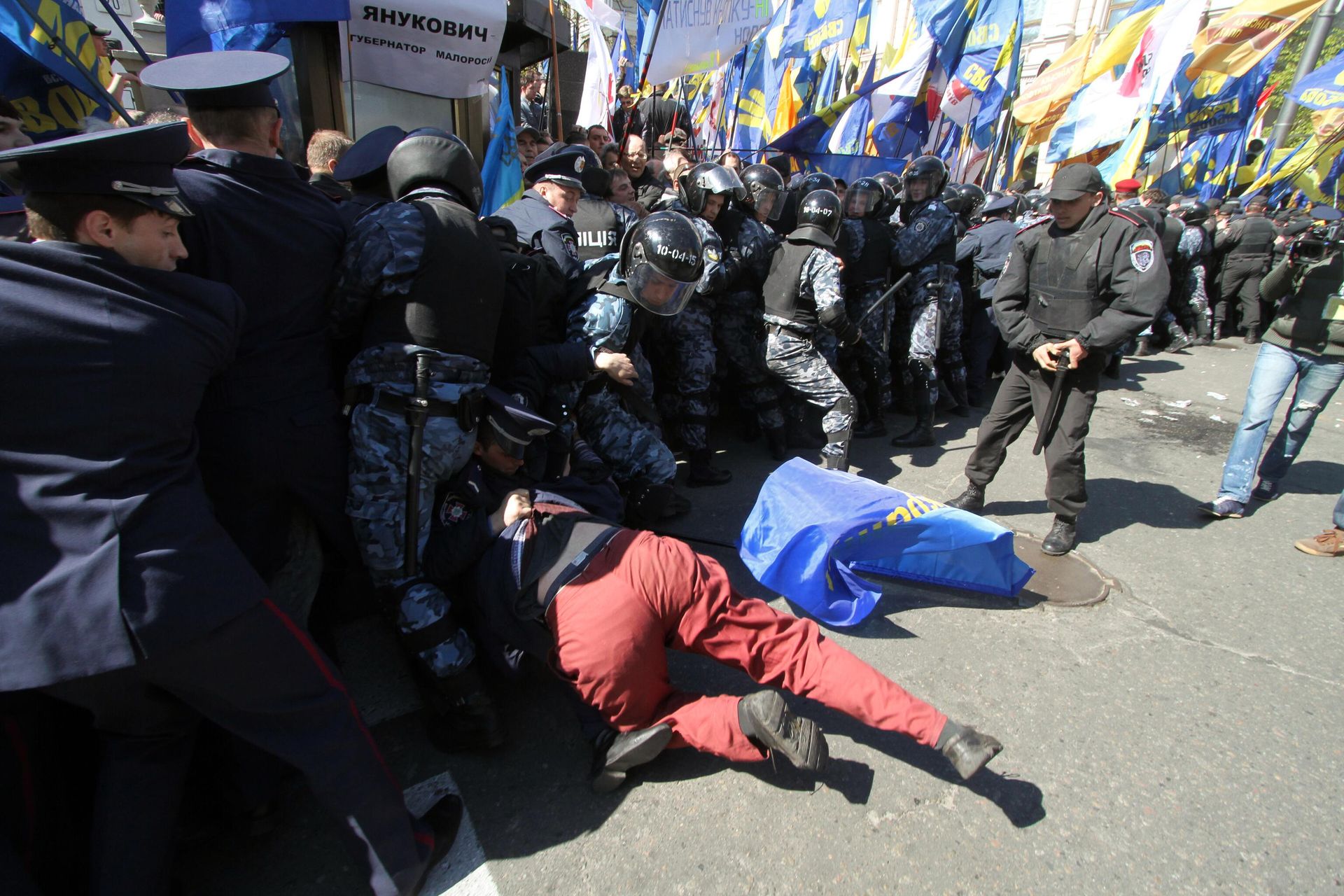 Opponents of the ratification of the agreement to extend the stay of the Russian Black Sea Fleet in Crimea until 2042 at a rally. - Sputnik International, 1920, 07.05.2025