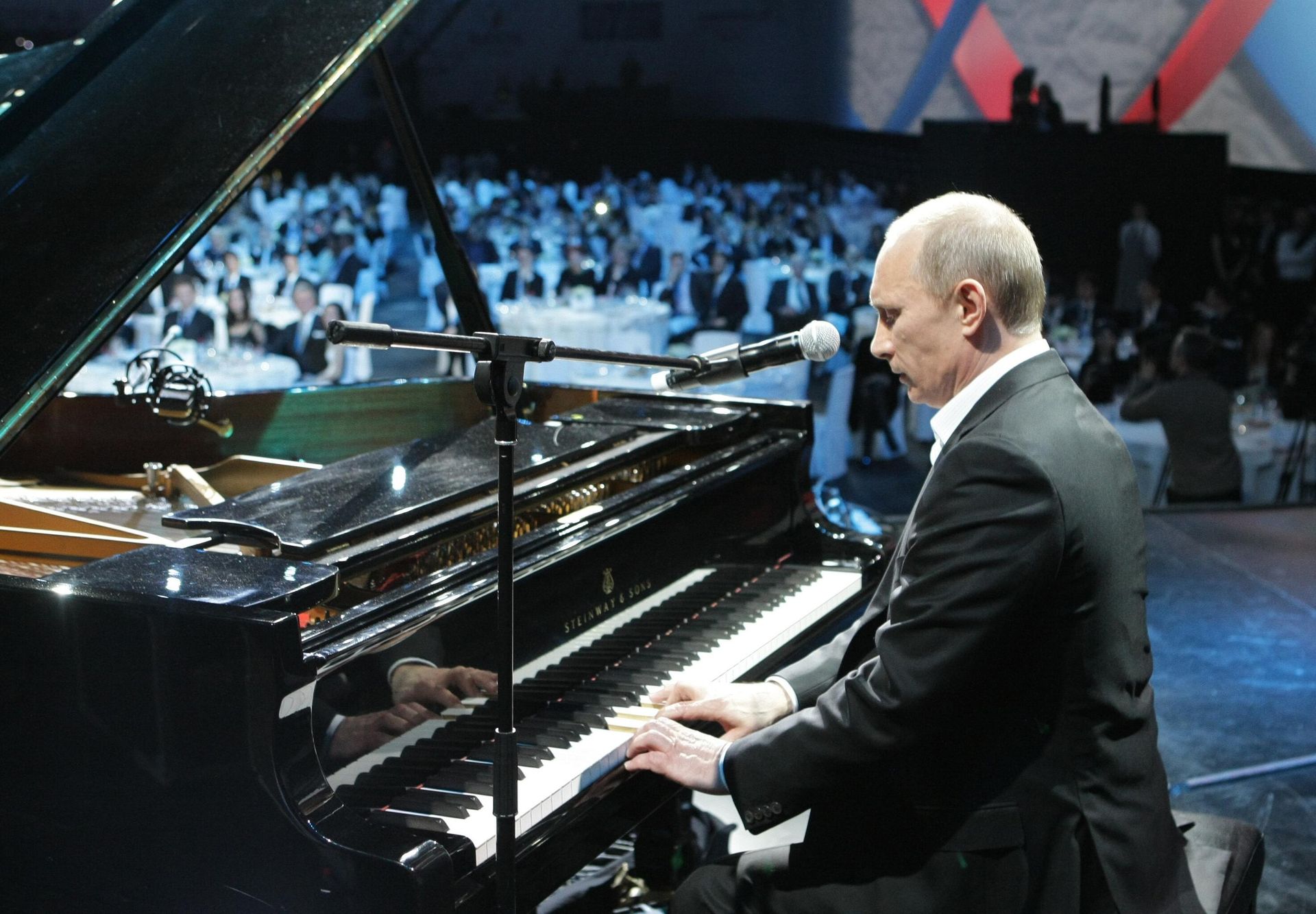 December 10, 2010. Then Russian Prime Minister Vladimir Putin plays the piano at a charity concert at the Ice Palace in St. Petersburg. - Sputnik International, 1920, 07.05.2025