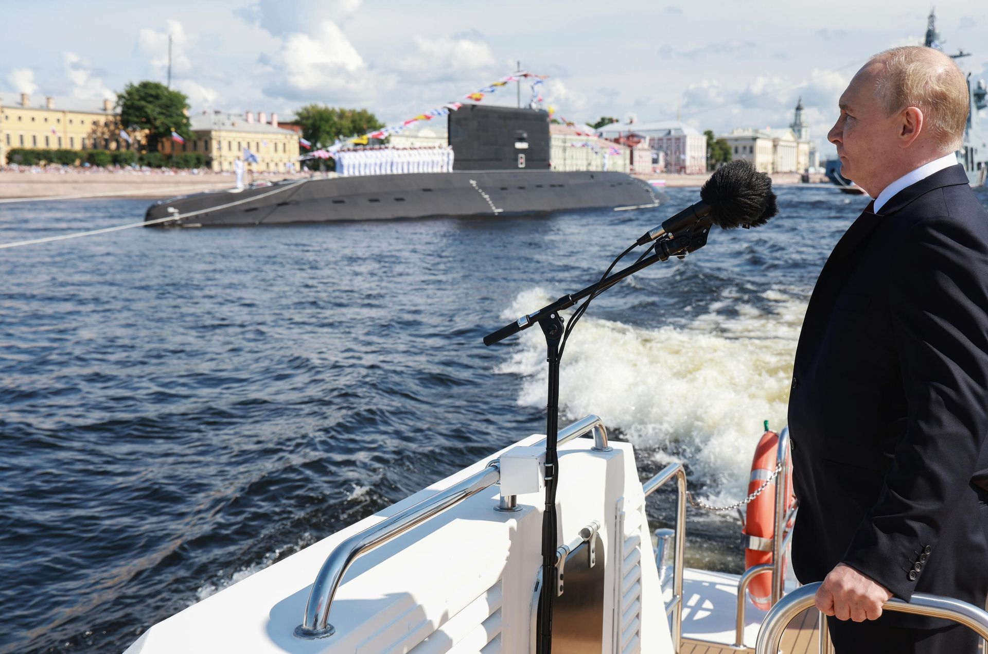 July 28, 2024. President of the Russian Federation, Supreme Commander-in-Chief Vladimir Putin at the Main Naval Parade on the occasion of the Day of the Russian Navy. - Sputnik International, 1920, 07.05.2025