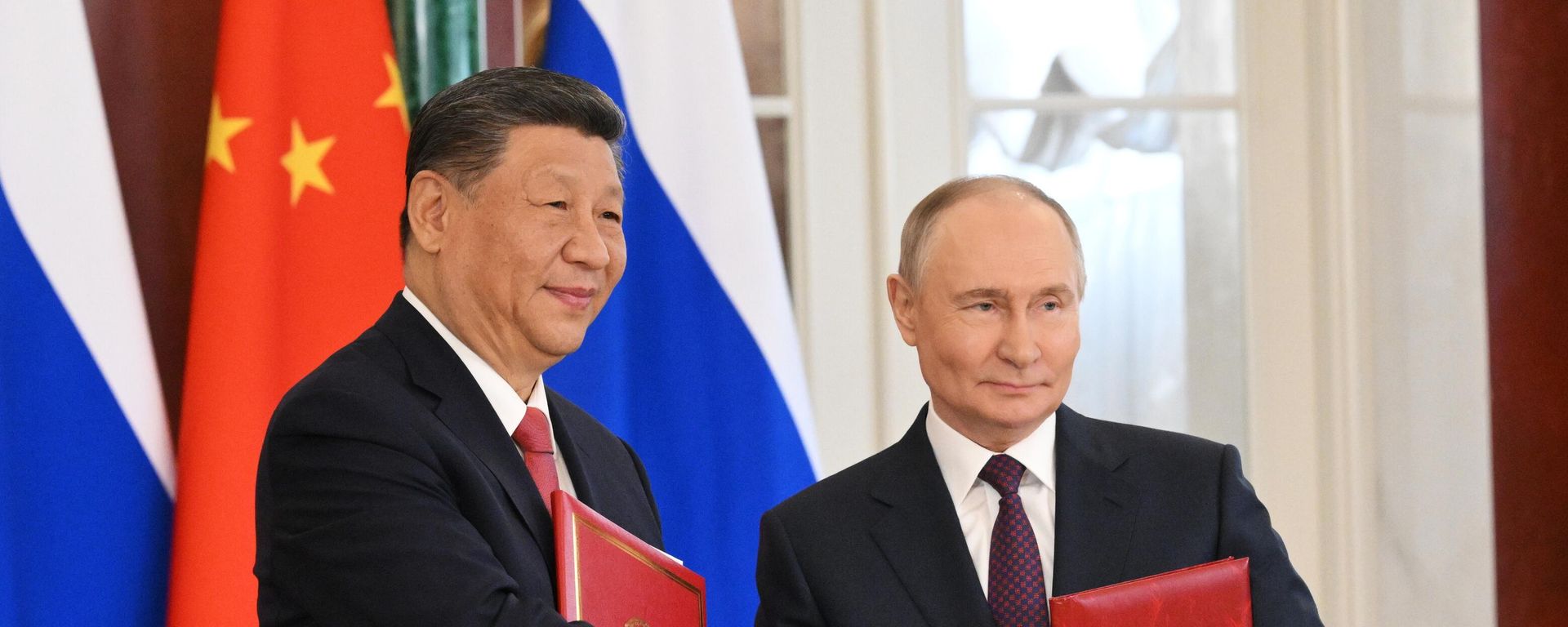 Russian President Vladimir Putin and his Chinese counterpart Xi Jinping during a ceremony of exchanging documents after Russia-China talks. File photo - Sputnik International, 1920, 08.05.2025