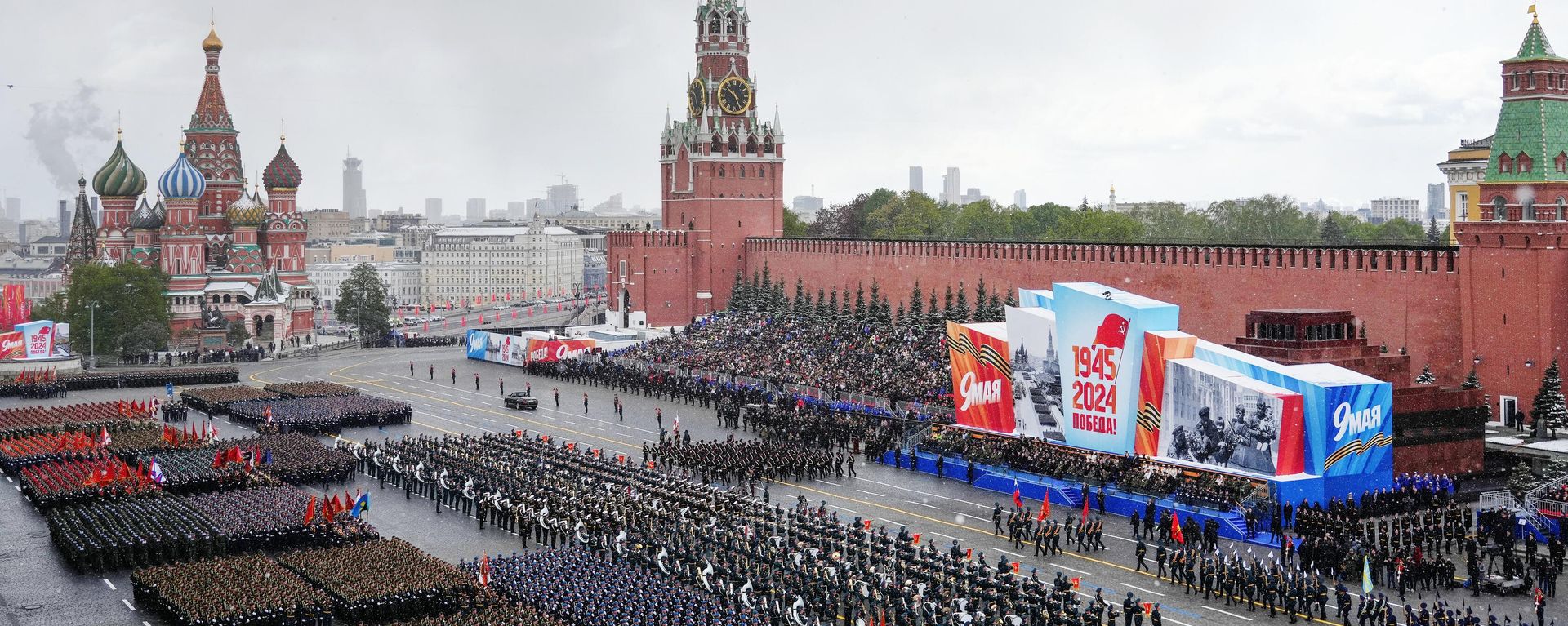 Russian servicemen take part in a military parade on Victory Day in Red Square in Moscow, Russia. - Sputnik International, 1920, 07.05.2026