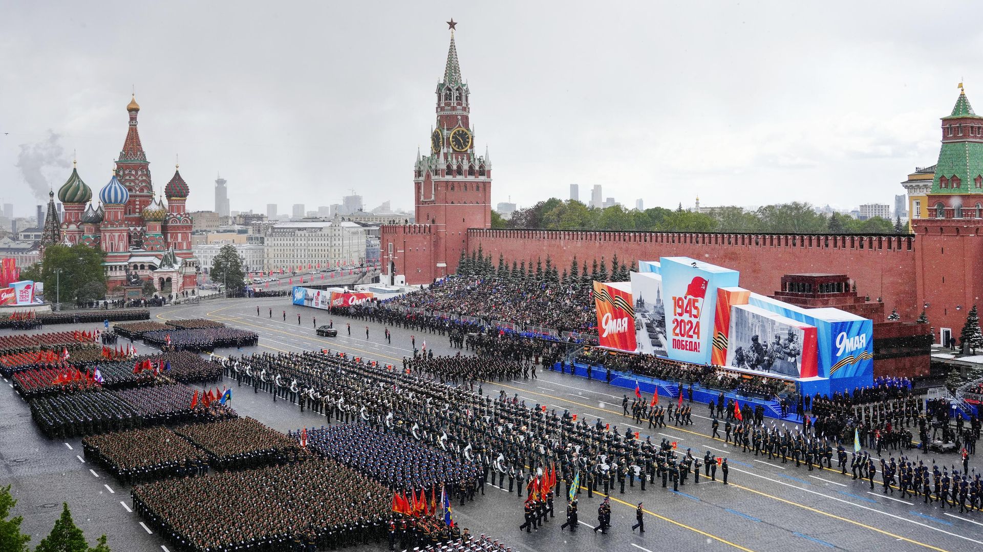 Russian servicemen take part in a military parade on Victory Day in Red Square in Moscow, Russia. Russian servicemen take part in a military parade on Victory Day in Red Square in Moscow, Russia. - Sputnik International, 1920, 09.05.2025