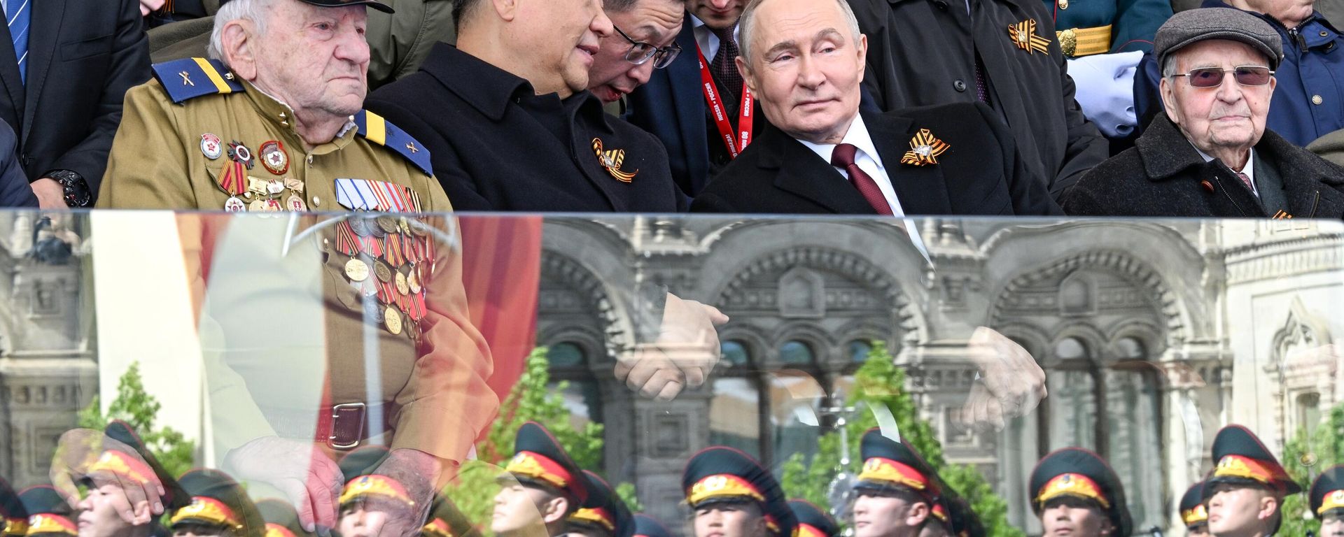Presidents Putin and Xi and veterans look on as troops march past a protective glass barrier during Moscow's parade dedicated to the 80th anniversary of victory in the Great Patriotic War, Friday, May 9, 2025. - Sputnik International, 1920, 09.05.2025