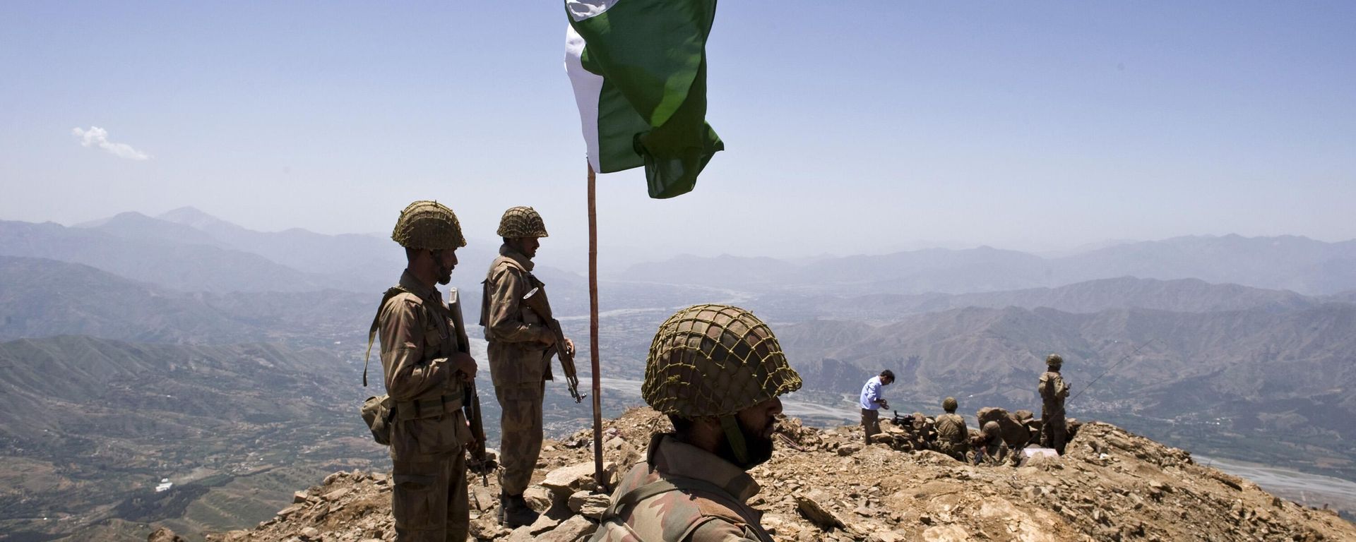 A Pakistani flag flies over government troops installed on top of a defense position on a former base of Taliban militants overlooking the Swat Valley, at Banai Baba Ziarat area, northwest of Pakistan's capital Islamabad, Pakistan, Friday, May 22, 2009 - Sputnik International, 1920, 10.05.2025