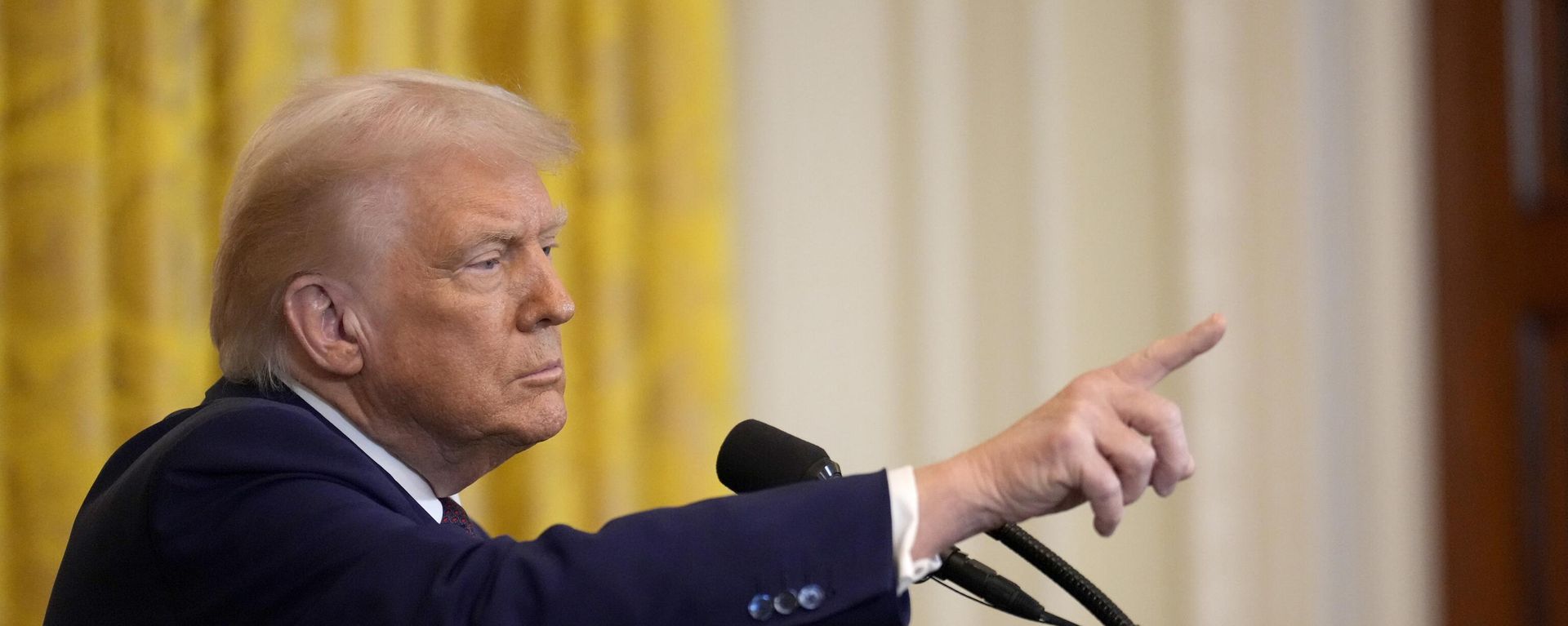 President Donald Trump points to a reporter as he answers questions during a news conference on Feb. 13, 2025, in Washington. - Sputnik International, 1920, 14.07.2025