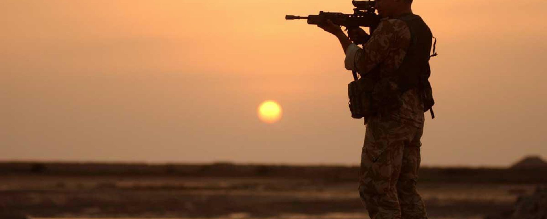 A Royal Marine from 42 Commando stands guard over a UK USA coalition held position on the Al Faw peninsular, in Iraq, March 23 2003.  - Sputnik International, 1920, 12.05.2025