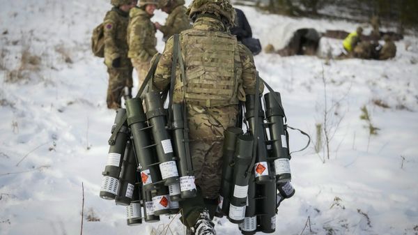 A British soldier carries empty tubes of mortars mines as he attends the Winter Camp 23 military drills near Tapa, Estonia, Tuesday, Feb. 7, 2023. - Sputnik International