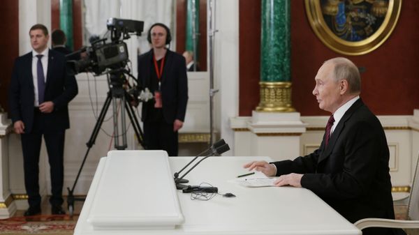 President Vladimir Putin addresses Russian and foreign press, outlining a renewed Russian offer for direct negotiations without any preconditions with Ukraine. May 11, 2025. - Sputnik International