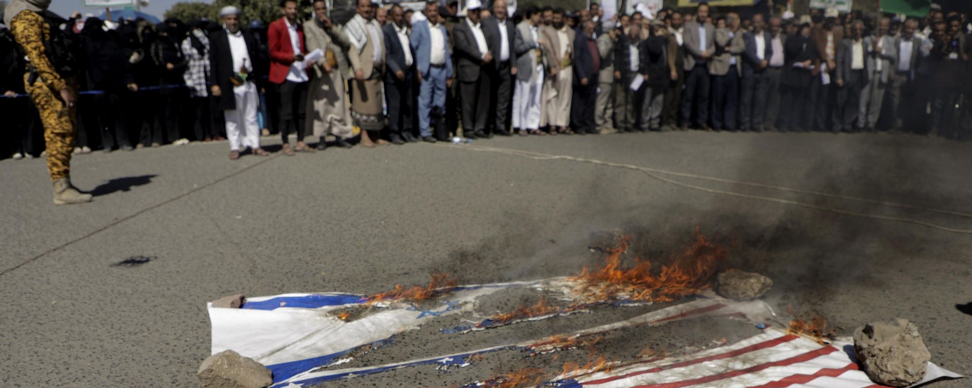 Houthi supporters burn American and Israeli flags during a protest in Sanaa, Yemen, Wednesday, Jan. 22, 2025.  - Sputnik International, 1920, 13.05.2025