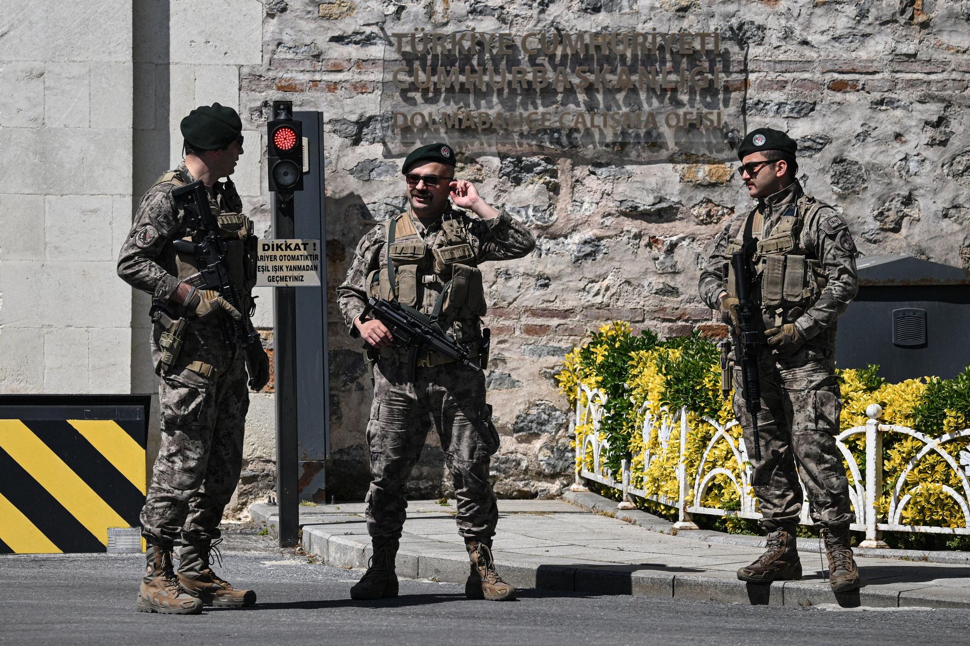 Turkish Armed Forces soldiers patrol the entrance to the Dolmabahce Palace in Istanbul ahead of talks between delegations from Russia and Ukraine. - Sputnik International, 1920, 16.05.2025