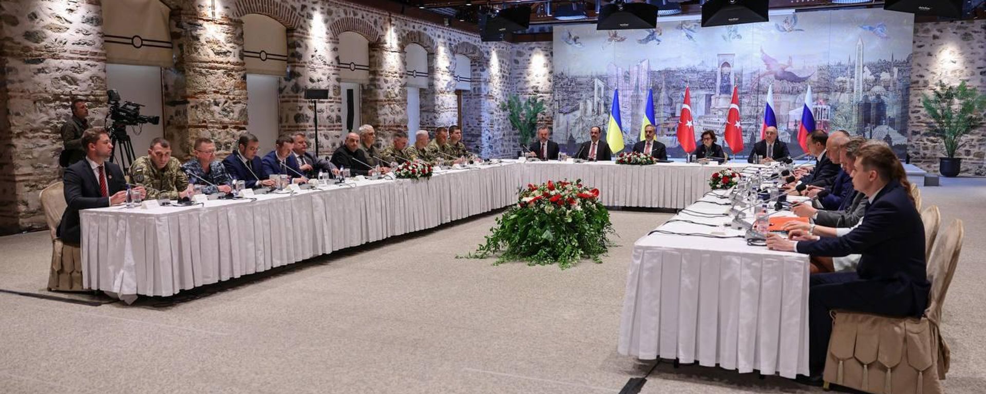 Negotiations Between Representatives of Russia, Ukraine, and Turkiye Begins in Istanbul - Sputnik International, 1920, 17.05.2025