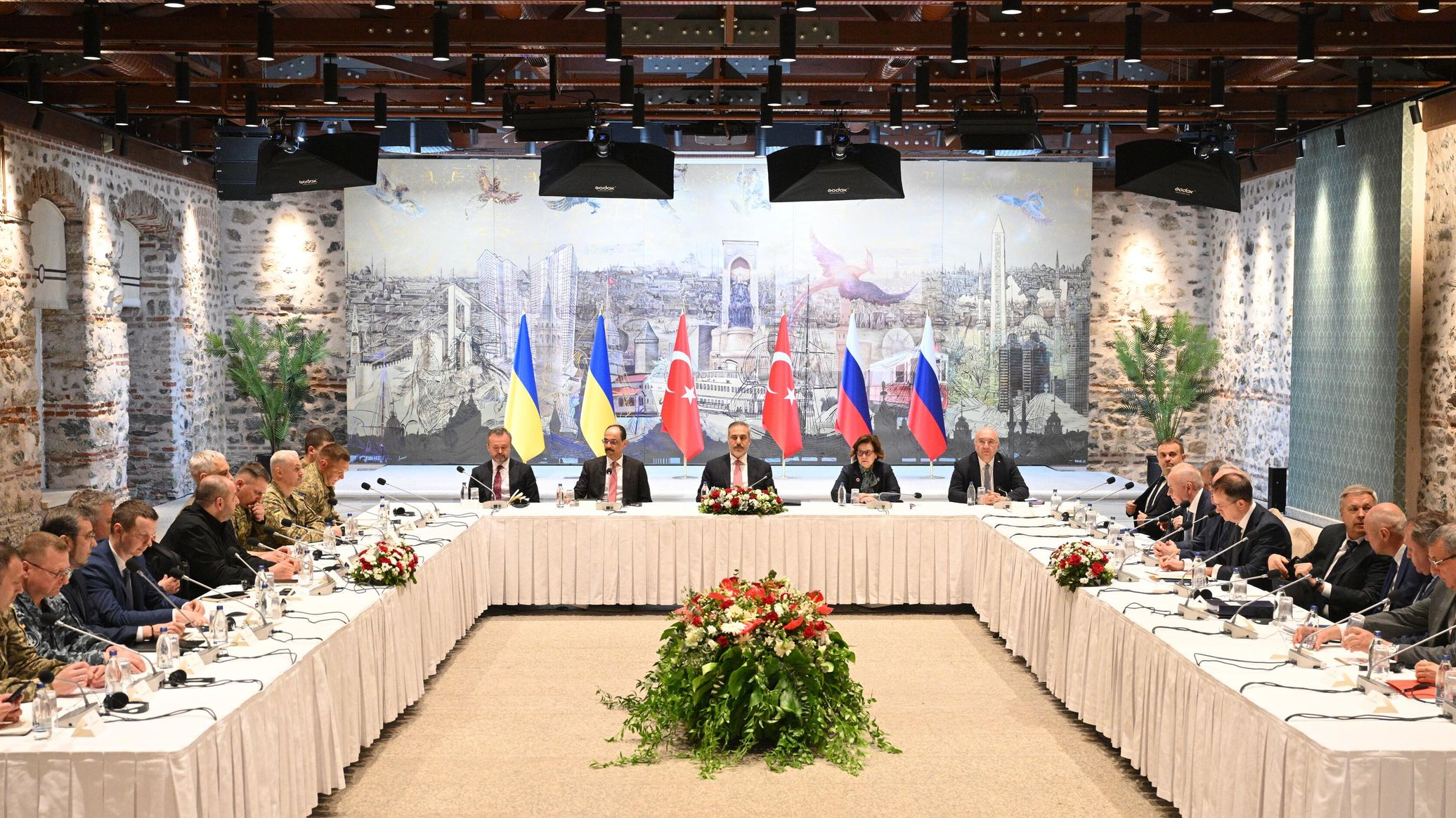 Everyone Now Striving to End Conflict in Ukraine - Kremlin Aide