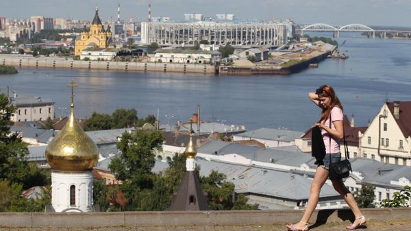 A girl walks on the street in Nizhny Novgorod, Russia - Sputnik International