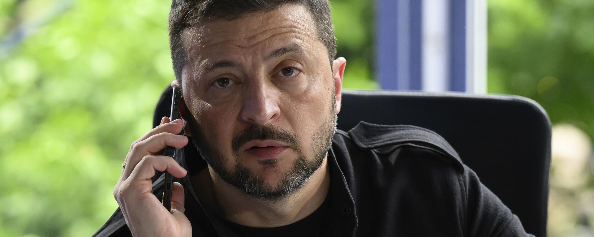 Volodymyr Zelensky speaks on the phone during a meeting at the European Political Community summit in Skanderbeg Square in Tirana, Albania, on Friday, May 16, 2025. - Sputnik International, 1920, 28.07.2025
