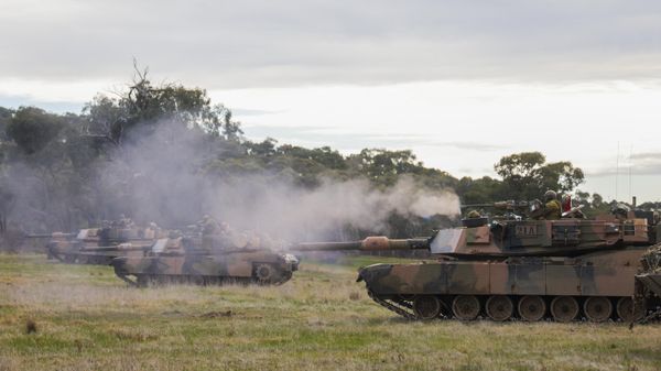 An Australian Army trooper fires the .50 cal heavy machine gun from an Australian Army M1A1 Abrams Main Battle Tank on June 26, 2024.  - Sputnik International