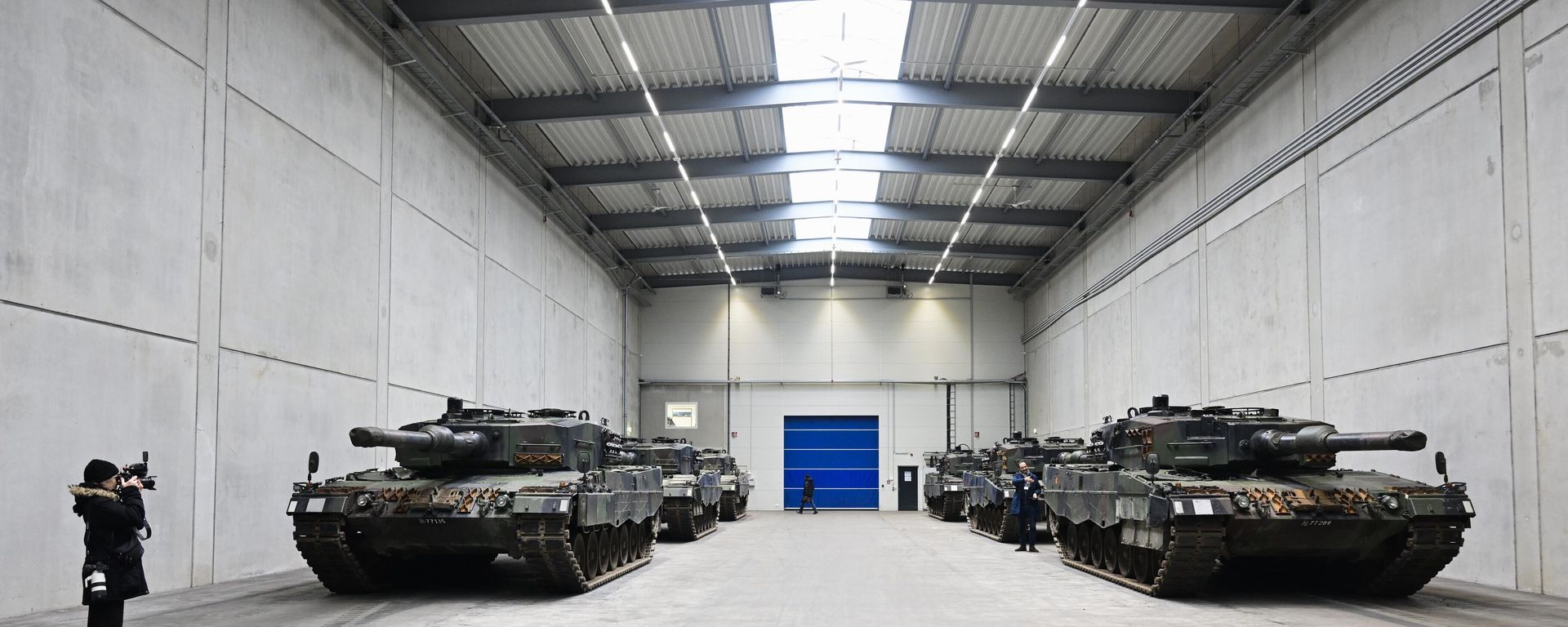 A view of Leopard 2 tanks at a production line. February 2024 file photo. - Sputnik International, 1920, 19.05.2025