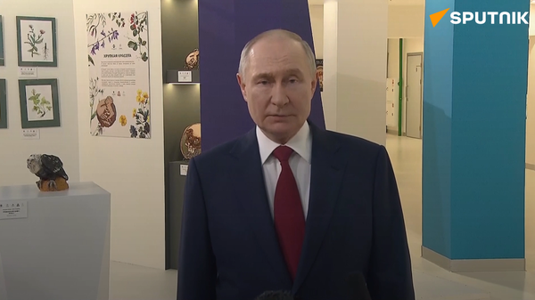 Putin talks to media after a phone call with Trump - FULL VIDEO - Sputnik International