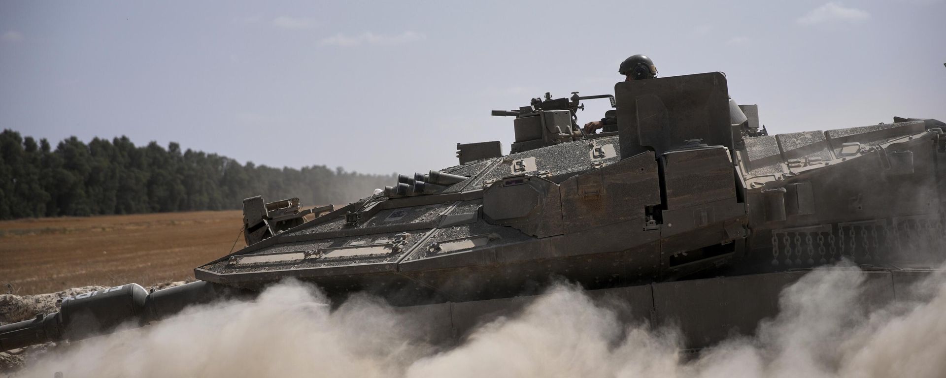 Israeli forces move along the border with the Gaza Strip, in southern Israel, Monday, May 19, 2025.  - Sputnik International, 1920, 20.05.2025