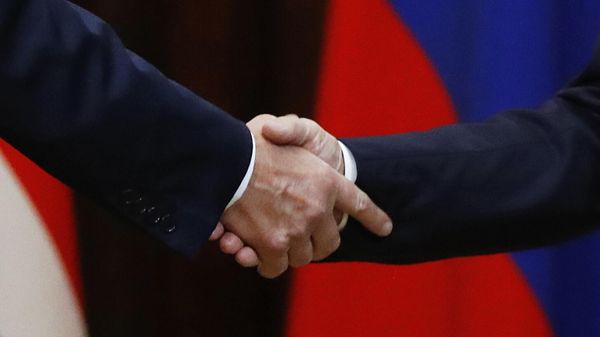 Handshake during a meeting between Russian President Vladimir Putin and US President Donald Trump at the presidential palace in Helsinki. - Sputnik International