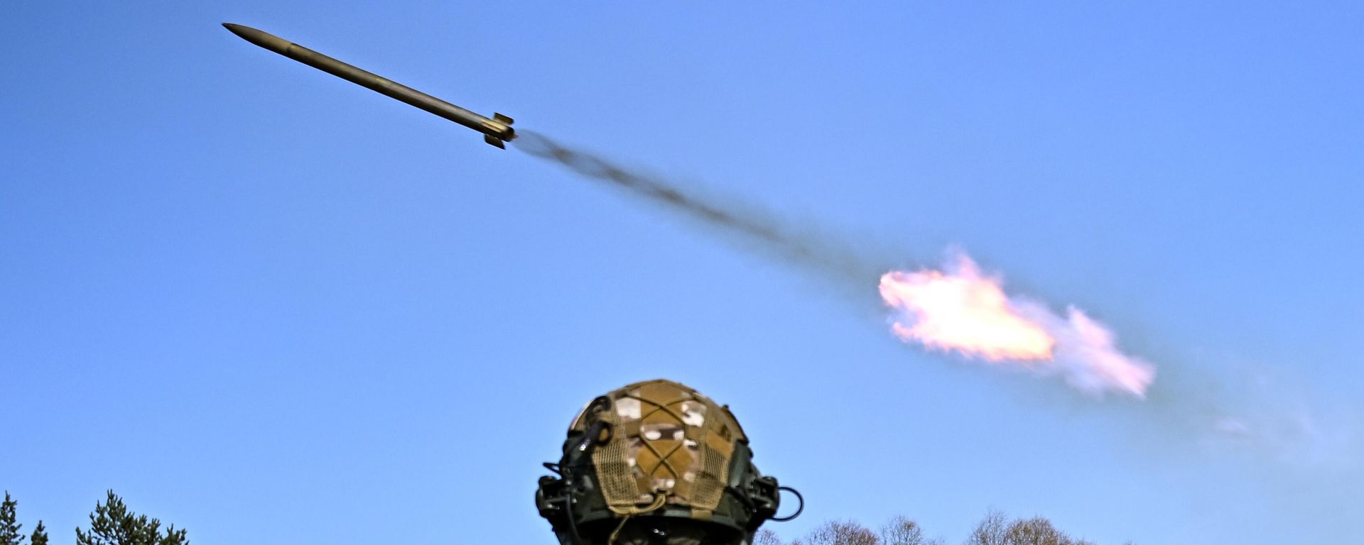 A Russian serviceman of the 40th Separate Guards Naval Infantry Brigade of the Sever Group of Forces watches as a rocket flies from a BM-21 Grad multiple rocket launcher towards Ukrainian positions in Kursk region - Sputnik International, 1920, 20.02.2026