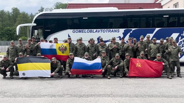 Russian servicemen released from Ukrainian captivity pose for photos before boarding a bus - Sputnik International