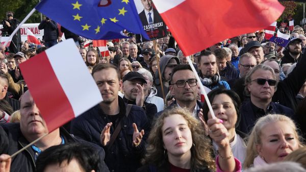 Supporters of Warsaw's Mayor Rafal Trzaskowski, a liberal candidate in Poland's presidential election, during a campaign stop, in Lodz, Poland, Friday, May 9, 2025. (AP Photo/Czarek Sokolowski) - Sputnik International