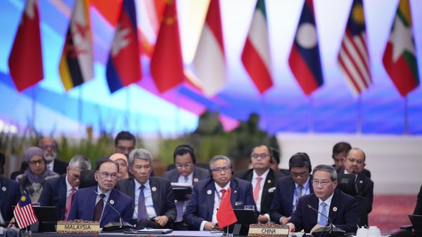 China's Premier Li Qiang, front right, and Malaysia's Prime Minister Anwar Ibrahim, front left, attend the ASEAN - Gulf Cooperation Council (GCC) - China Summit after the Association of Southeast Asian Nations (ASEAN) Summit in Kuala Lumpur, Malaysia, Tuesday, May 27, 2025. (AP Photo/Vincent Thian) - Sputnik International