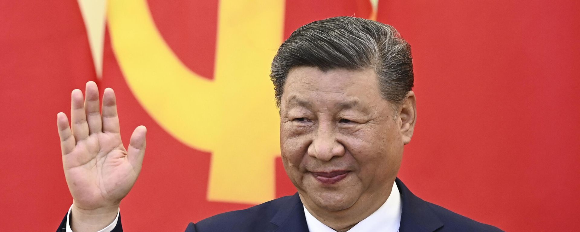 Chinese President Xi Jinping waves during a meeting with Vietnam's Communist Party General Secretary To Lam at the Office of the Party Central Committee in Hanoi Monday, April 14, 2025. - Sputnik International, 1920, 01.09.2025