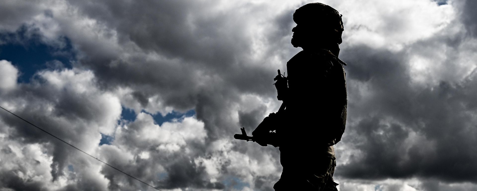 A sapper of the 92th Engineer Regiment of the Russian Armed Forces inspects an area for mines and explosive devices amid Russia's military operation in Ukraine, in Kursk region, Russia. - Sputnik International, 1920, 04.06.2026