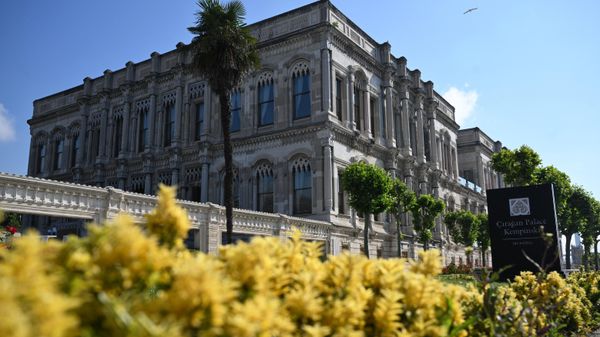Ciragan Palace in Istanbul, where the second round of negotiations between Russia and Ukraine is expected. - Sputnik International