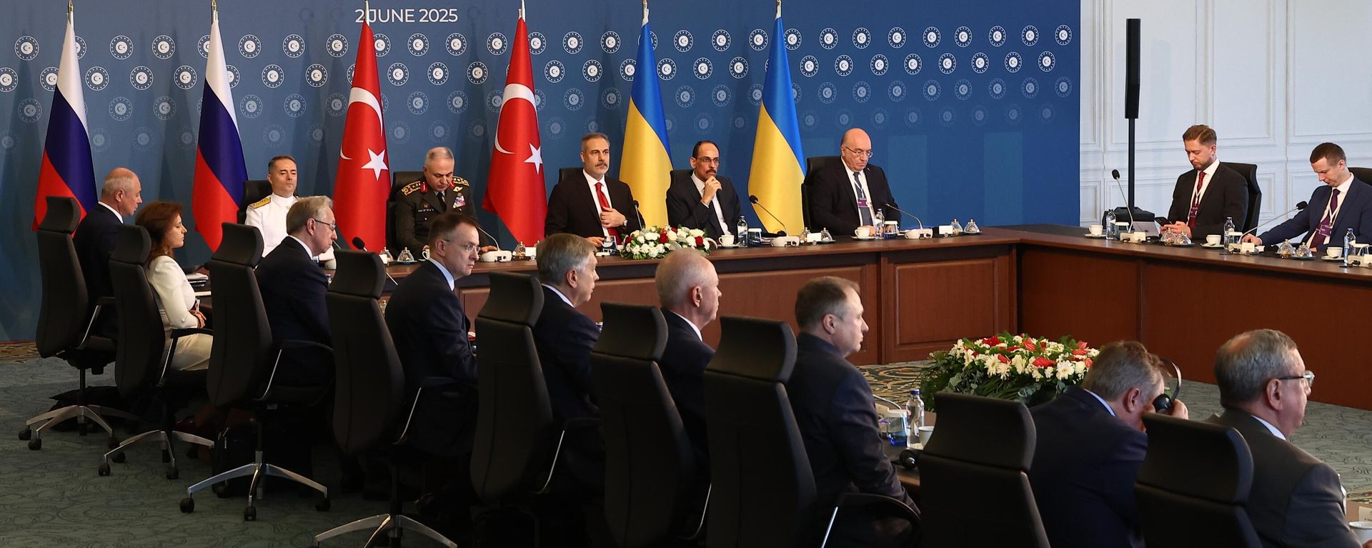 Direct negotiations between the delegations of Russia and Ukraine at the Ciragan Palace in Istanbul. - Sputnik International, 1920, 03.06.2025
