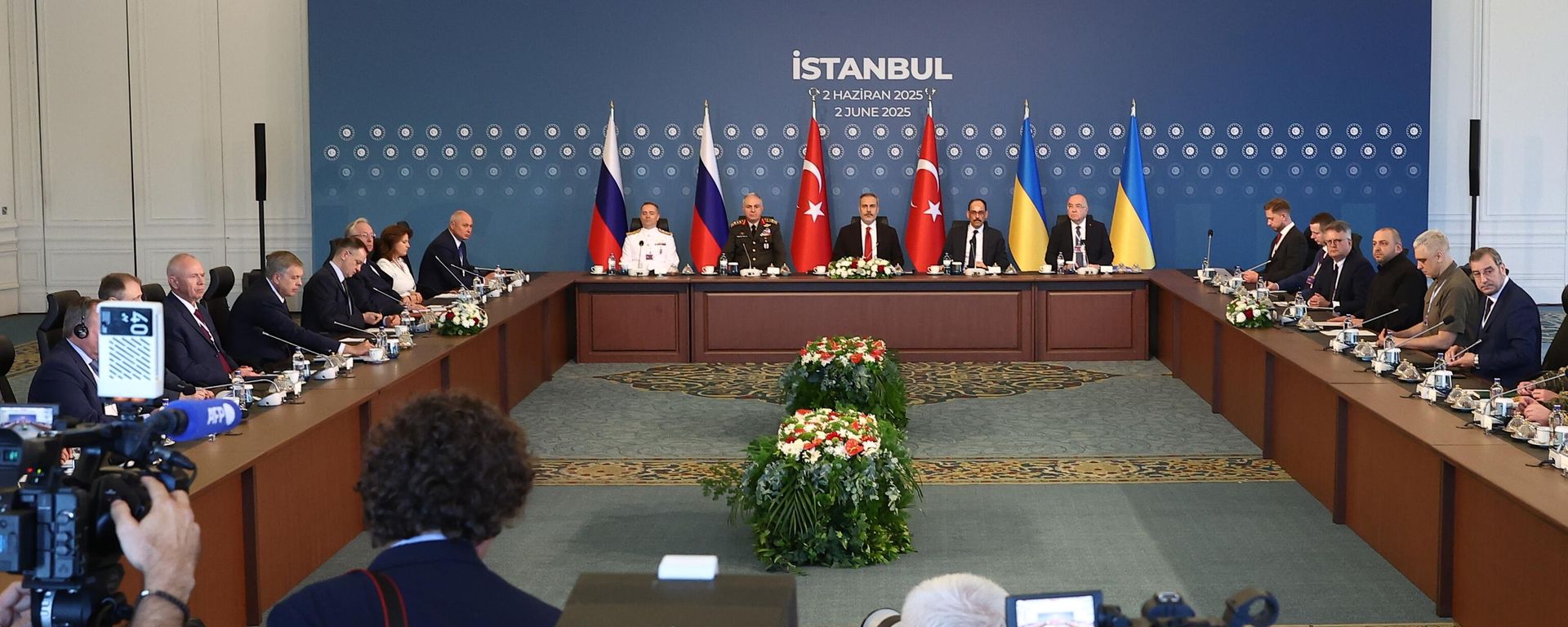 Direct negotiations between the delegations of Russia and Ukraine at the Ciragan Palace in Istanbul. - Sputnik International, 1920, 03.06.2025