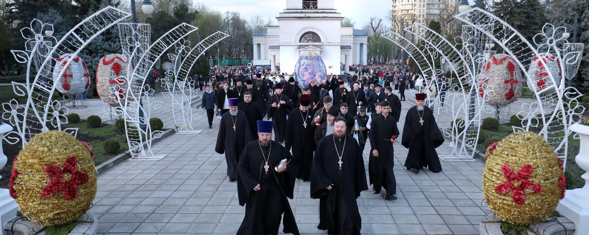 Priests in Kishinev, Moldova observe Easter ceremonies. File photo. - Sputnik International, 1920, 02.06.2025