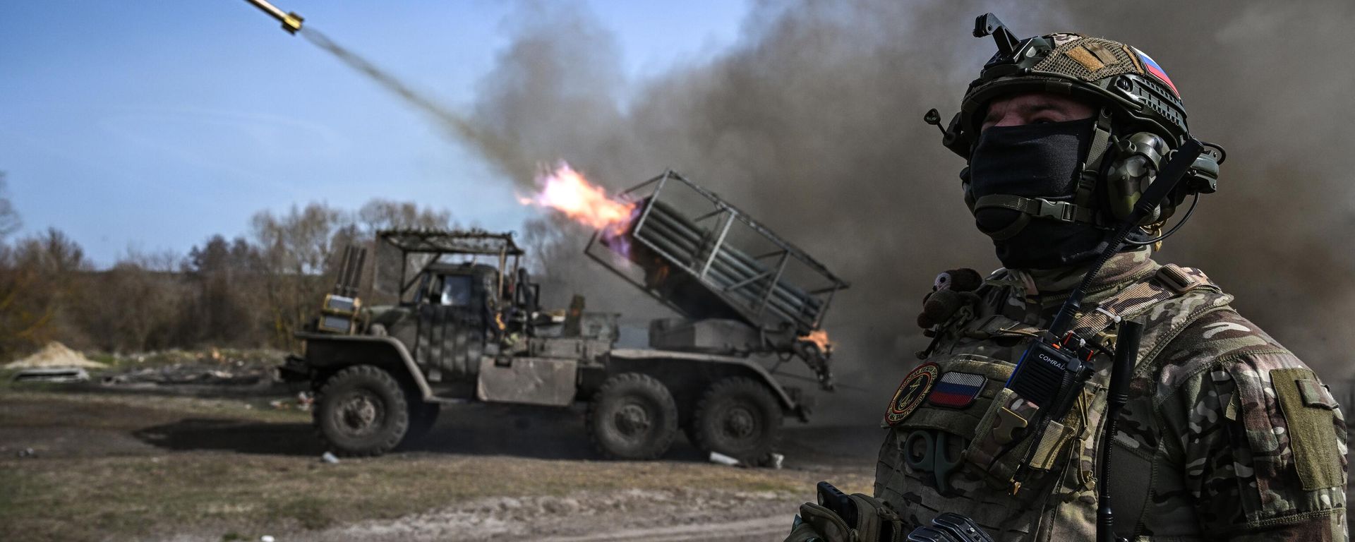 Russian servicemen of the 40th Separate Guards Naval Infantry Brigade of the Sever Group of Forces fire a BM-21 Grad multiple rocket launcher towards Ukrainian positions  - Sputnik International, 1920, 13.08.2025