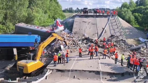Clearing debris at the site of a bridge collapse due to an explosion in the Bryansk region Clearing debris at the site of a bridge collapse due to an explosion in the Bryansk region - Sputnik International