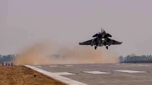 An Indian Air Force fighter jet performs touch and go landings as part of a preparedness exercise to use highways as landing strips for emergencies near Prayagraj, Uttar Pradesh, India, Friday, May 2, 2025.  - Sputnik International