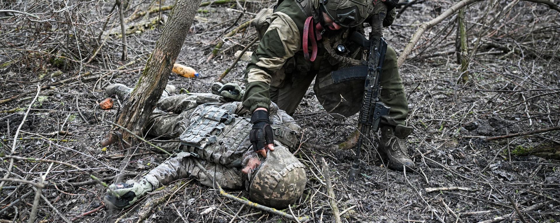 Russial soldier inspects the body of the dead Ukrainian militant  - Sputnik International, 1920, 08.06.2025