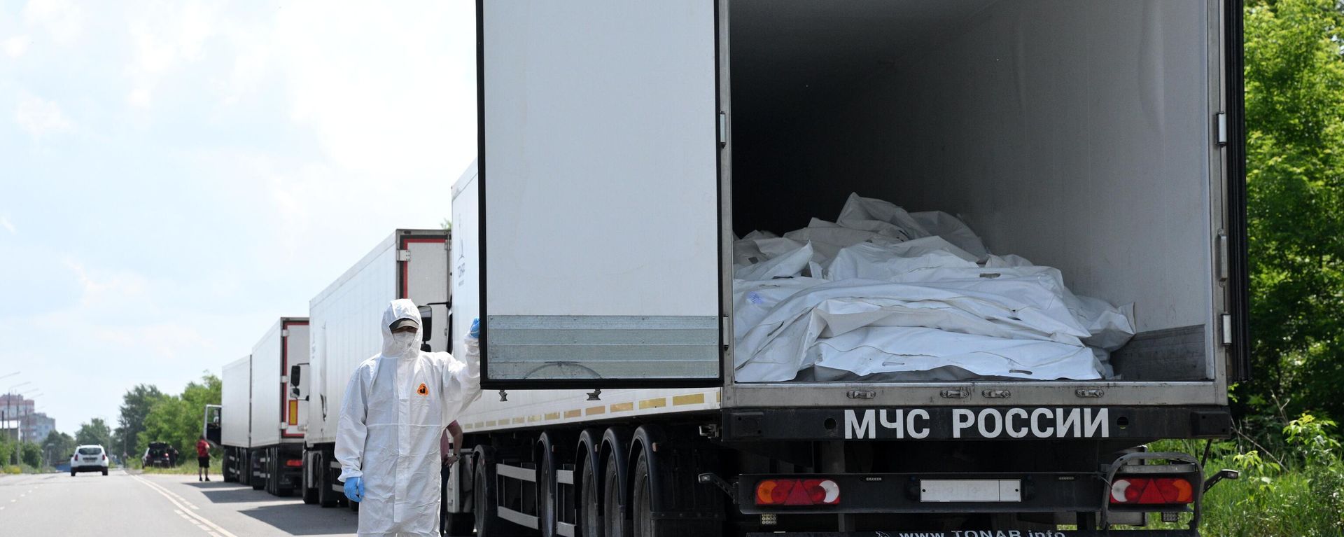 Refrigerated trucks with 1,212 bodies of dead Ukrainian servicemen in the Bryansk region. - Sputnik International, 1920, 20.11.2025
