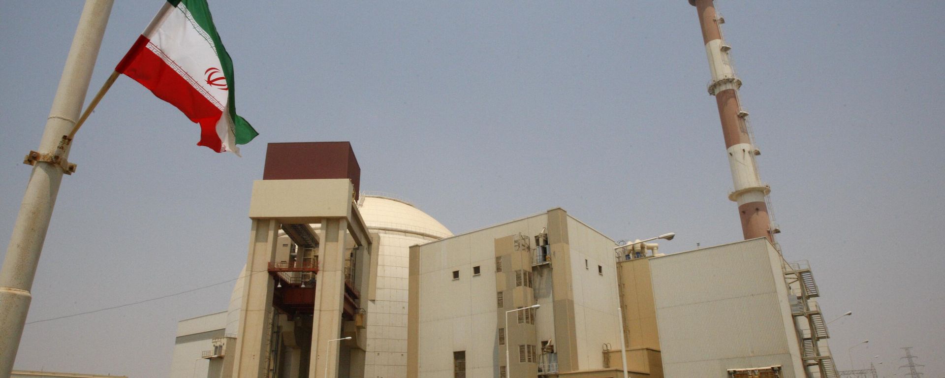 An Iranian flag flutters in front of the reactor building of the Bushehr nuclear power plant, just outside the southern city of Bushehr, Iran, Saturday, Aug. 21, 2010. - Sputnik International, 1920, 02.07.2025