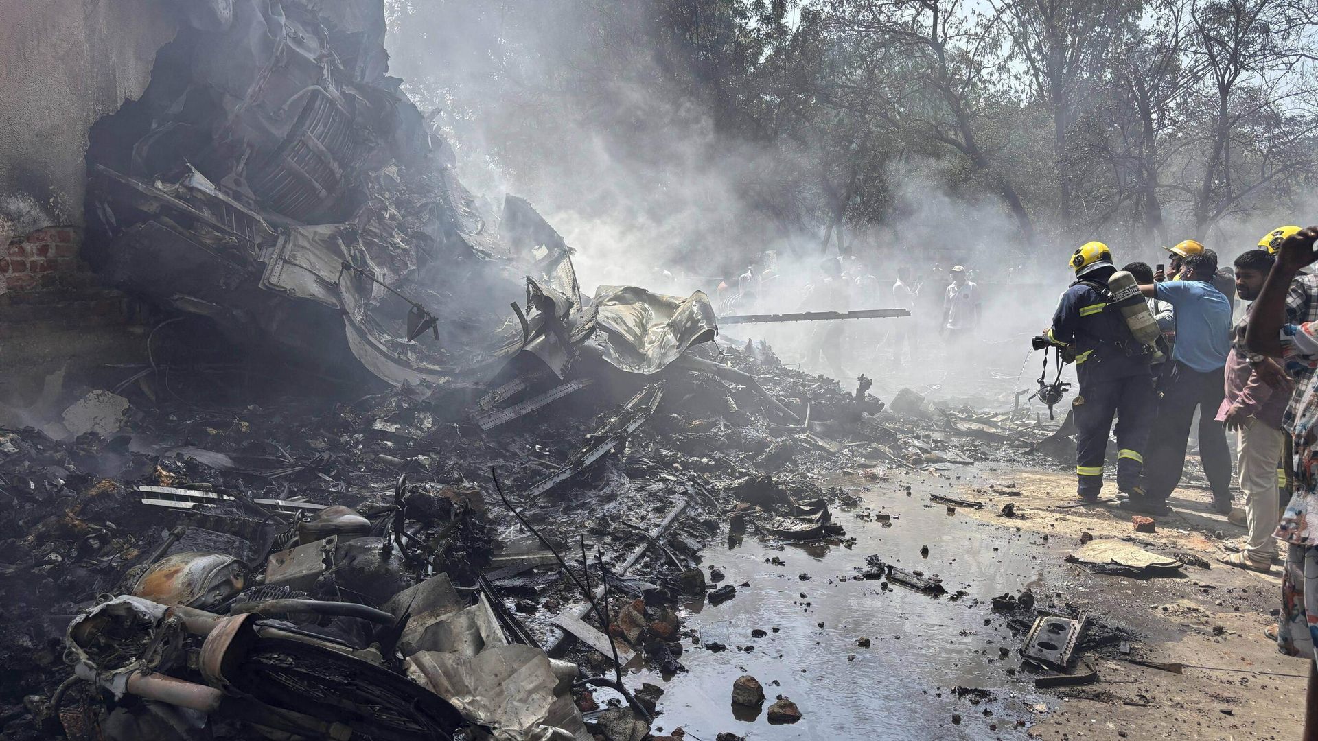 Firefighters work at the site of an airplane that crashed in India's northwestern city of Ahmedabad in Gujarat state, Thursday, June12, 2025. Firefighters work at the site of an airplane that crashed in India's northwestern city of Ahmedabad in Gujarat state, Thursday, June12, 2025. - Sputnik International, 1920, 12.06.2025