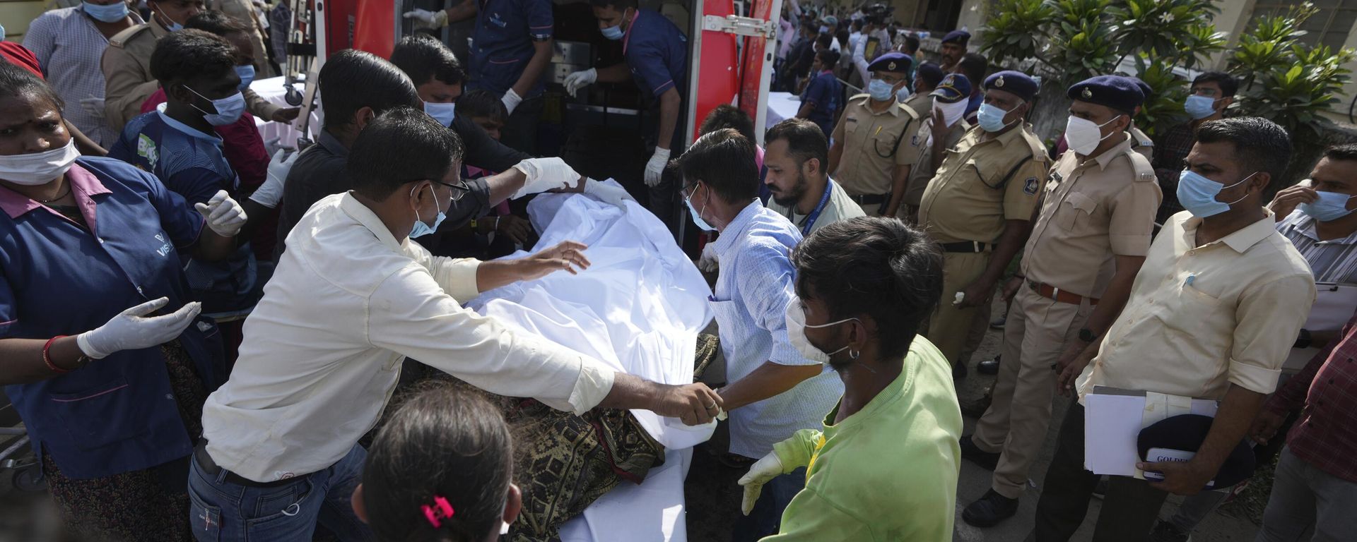 Remains of victims are brought to Civil Hospital after an airplane crashed in India's northwestern city of Ahmedabad in Gujarat state, Thursday, June 12, 2025. - Sputnik International, 1920, 12.06.2025