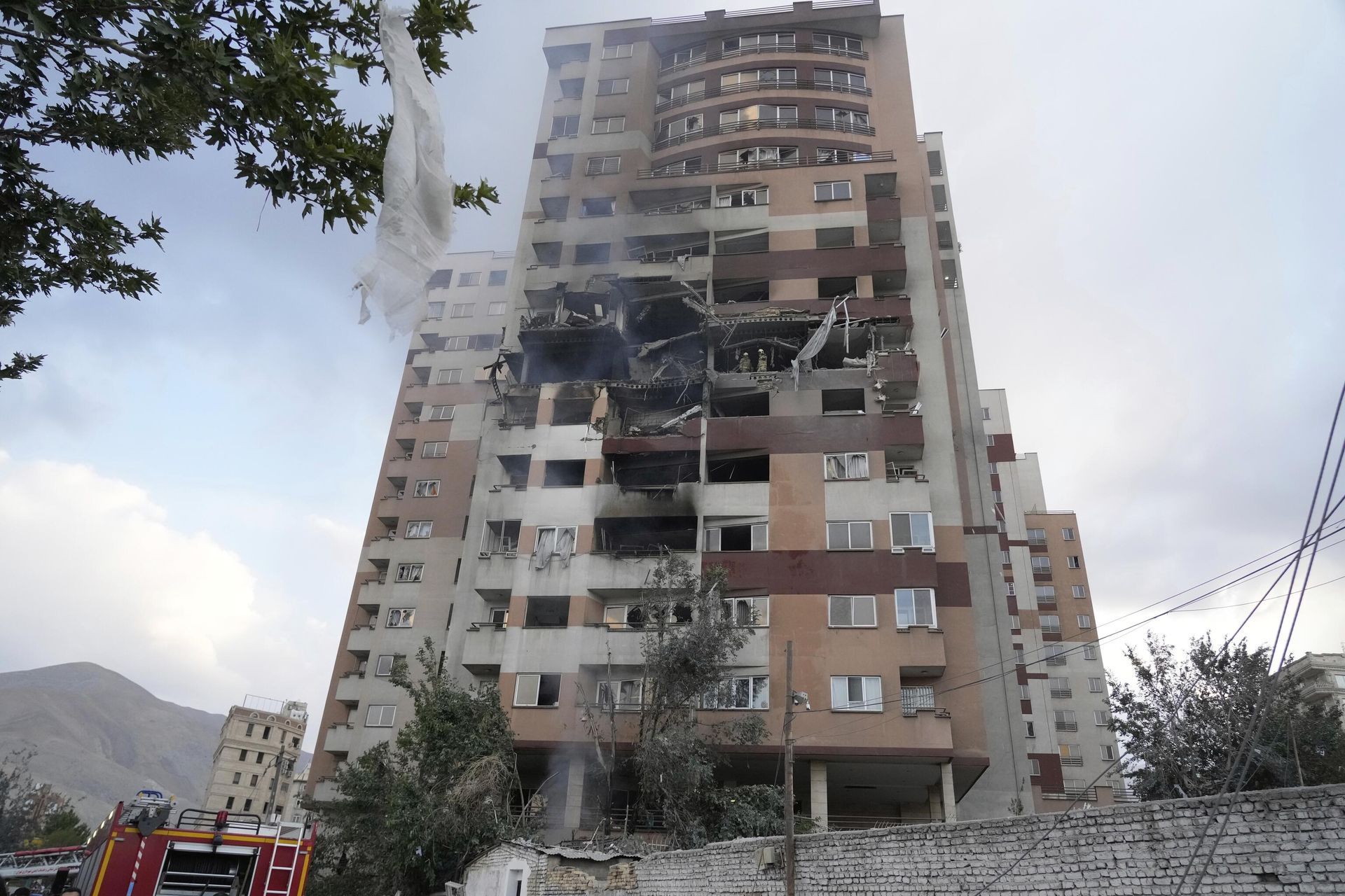 Damages are seen in a building after an explosion in a residence compound after Israel attacked Iran's capital Tehran, Friday, June 13, 2025. Damages are seen in a building after an explosion in a residence compound after Israel attacked Iran's capital Tehran, Friday, June 13, 2025. - Sputnik International, 1920, 13.06.2025