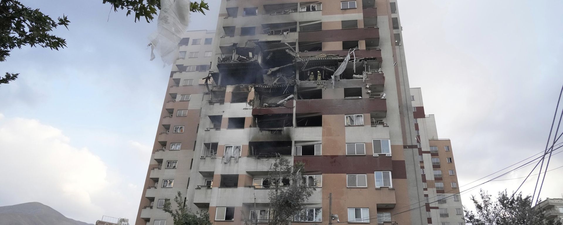 Damages are seen in a building after an explosion in a residence compound after Israel attacked Iran's capital Tehran, Friday, June 13, 2025.  - Sputnik International, 1920, 13.06.2025