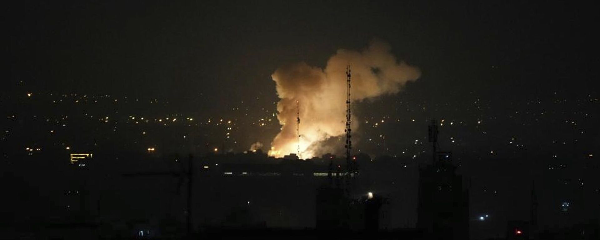 Smoke rises after an explosion in Tehran, Iran, Friday, June 13, 2025. Israel attacked Iran's capital early Friday, with explosions booming across Tehran. - Sputnik International, 1920, 20.06.2025