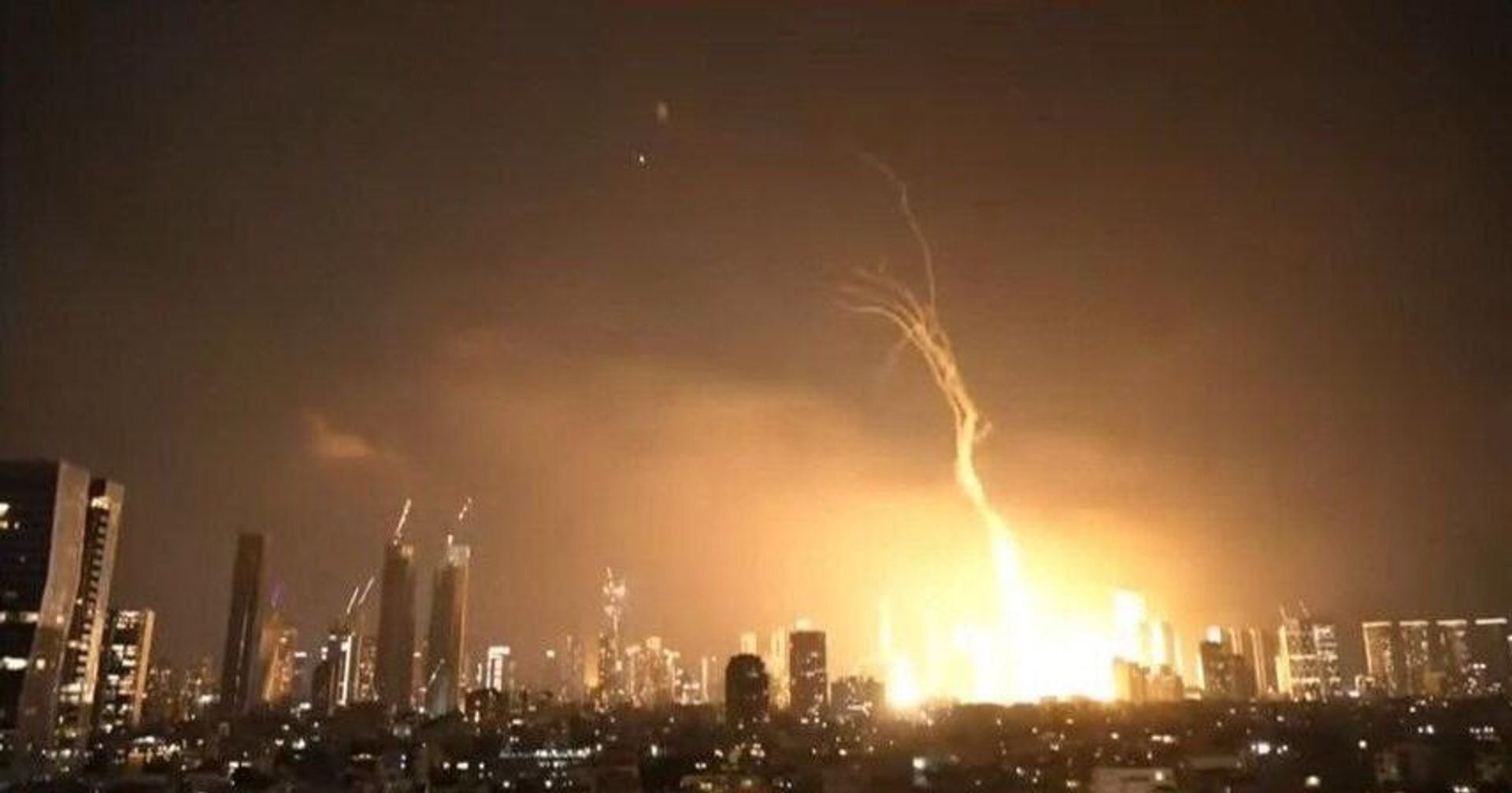 Social media image shows what appears to be Iranian retaliation to Israel's June 13 attack. - Sputnik International, 1920, 15.06.2025